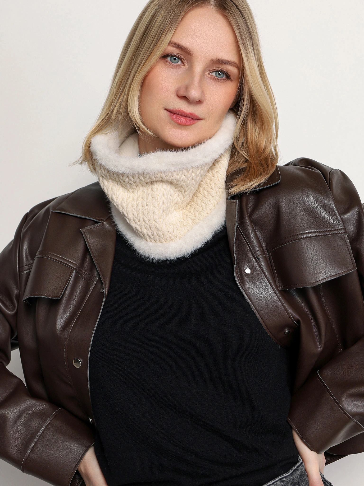 Снуд трикотажный с декоративной нашивкой в ассортименте